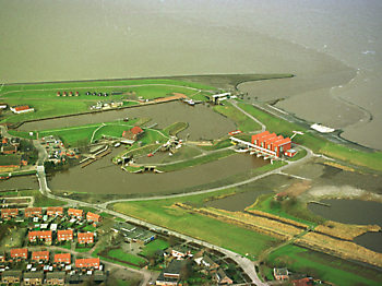 Oude luchtfoto gemaal Cremer en gemaal Rozema en omgeving Museumgemaal Cremer Termuntenzijl