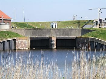 Schuiven tussen spuiboezem en sluiskolk Museumgemaal Cremer Termuntenzijl